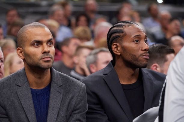 数十位工人集结诺坎普外，抗议建筑公司驱逐行政不合规员工（数十名工人诺坎普外集会，抗议建筑公司清退行政手续不合规人员）