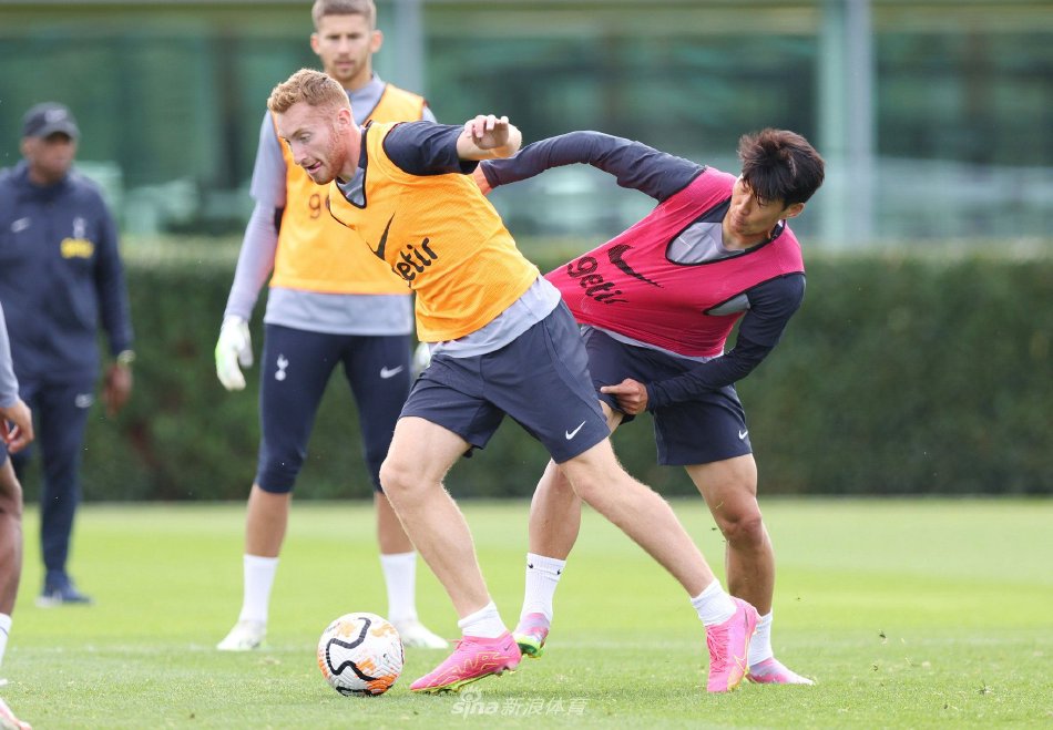 替补戴帽，凯恩当选斯图加特vs拜仁全场最佳球员（凯恩替补上演帽子戏法，当选斯图加特对拜仁全场最佳）